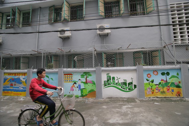 
Những bức vẽ với chủ đề bảo vệ môi trường trên tường bao của Trường tiểu học Yết Kiêu (Hà Đông).

