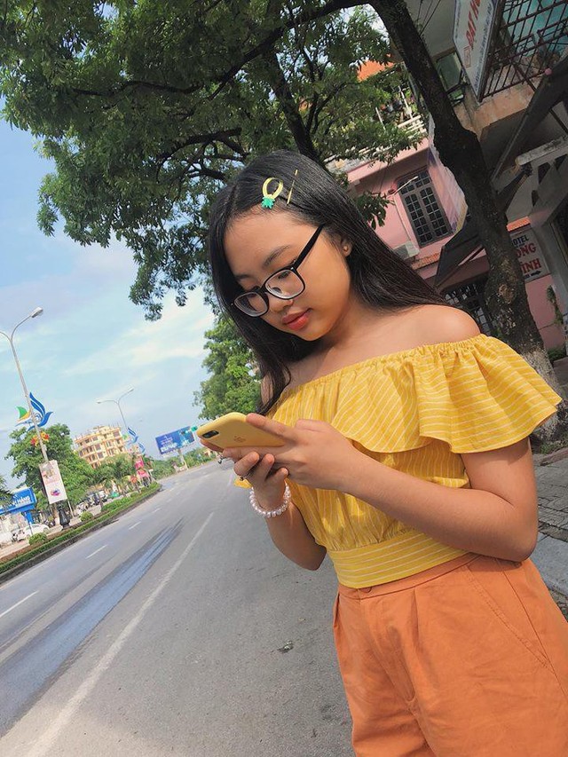 Mới đây, Á quân của Giọng hát Việt nhí mùa đầu tiên chia sẻ loạt hình ảnh mặc trang phục năng động gồm áo trễ vai tông màu vàng kết hợp với quần đùi cá tính tạo dáng chất lừ thu hút sự chú ý của cộng đồng mạng và người hâm mộ.