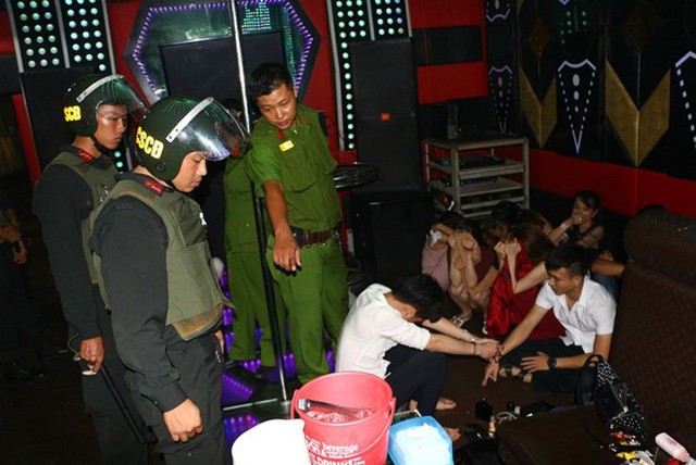 
Hàng trăm thanh niên sử dụng ma túy trong quán karaoke bị Công an Vĩnh Long phát hiện.
