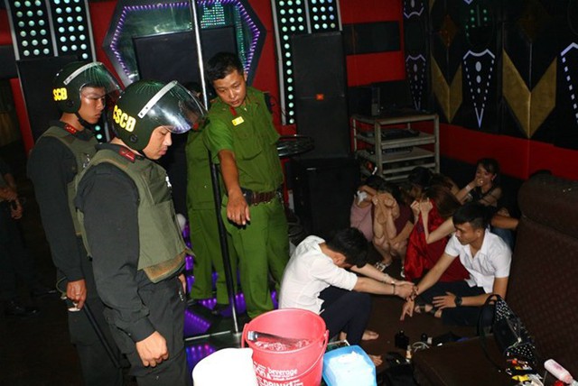 Hàng trăm thanh niên sử dụng ma túy trong quán karaoke bị Công an Vĩnh Long phát hiện.