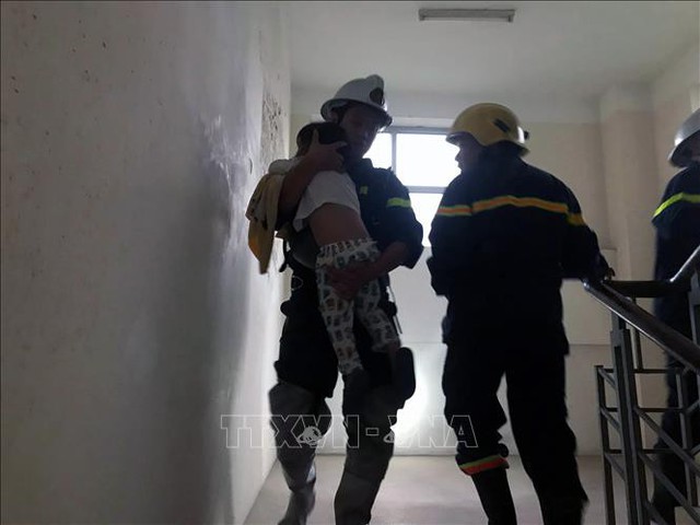 Lực lượng chức năng khẩn trương cứu hộ người dân bị mắc kẹt trong tòa nhà. Ảnh: TTXVN phát
