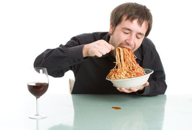
Ăn nhanh gây lãng phí dinh dưỡng và tạo gánh nặng cho tiêu hóa, ảnh minh họa.
