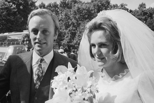 Quãng thời gian sau đó, người ta chứng kiến cảnh đường ai nấy đi. Tháng 7/1973, bà Camilla kết hôn với Andrew Parker Bowles, một sĩ quan quân đội Anh đầy quyền lực. Ảnh: Getty