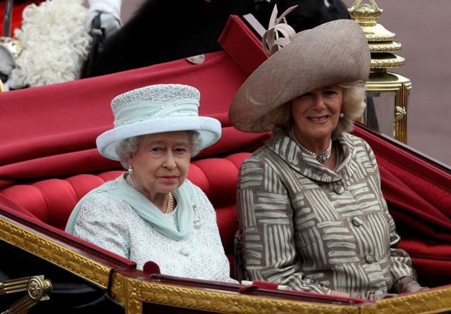 Năm 2012, sau nhiều năm lạnh nhạt, tình cảm giữa Nữ hoàng Elizabeth  II và Camilla dần ấm lên. Nữ hoàng chính thức công nhận con dâu bằng một vinh dự hoàng gia. Mùa hè năm đó, người ta thấy Camilla ngồi cùng Nữ hoàng Anh trên xe ngựa tại một cuộc diễu hành. Ảnh: Getty