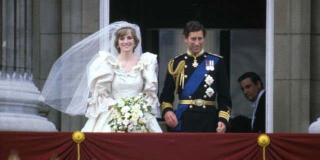 Ngày 6/2/1981, Thái tử Charles cầu hôn tiểu thư Diana. Tháng 7 năm ấy, họ tổ chức đám cưới đình đám tại nhà thờ St. Paul. Theo chương trình “The Last 100 Days of Diana” (tạm dịch: 100 ngày cuối của Công nương Diana) phát trên đài ABC, bà Camilla vẫn tới dự đám cưới của Thái tử Charles dù công nương Diana không mấy vui vẻ với việc này. Trong hai năm 1982 và 1984, Thái tử Charles và Công nương Diana lần lượt chào đón 2 người con trai là Thái tử William và Harry. Ảnh: Express Newspaper
