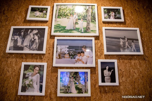 
Trên tường phòng khách, nữ diễn viên treo nhiều khung ảnh kỷ niệm của gia đình cô.

