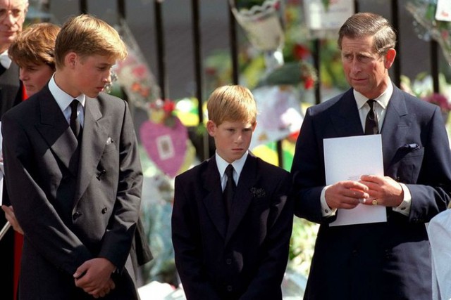 Năm 1997, Công nương Diana qua đời trong một vụ tai nạn ô tô thảm khốc ở Paris. Đó là một cú sốc với Thái tử Charles và Hoàng gia Anh cùng hàng triệu người hâm mộ bà trên toàn thế giới. Charles cùng gia đình tổ chức tang lễ trang trọng, tiễn biệt người vợ cũ. Một năm sau, Thái tử Charles chính thức giới thiệu Camilla với hai người con trai William và Harry. Vì sự ra đi đột ngột của Công nương Diana, Thái tử Charles và Camilla quyết định không nhắc đến mối quan hệ của họ trước công chúng. Ảnh: Getty