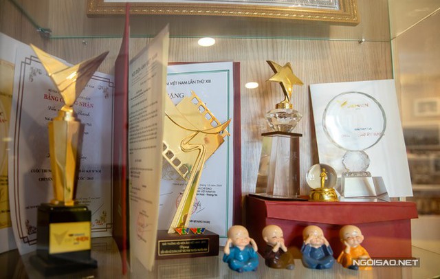 
Những chiếc cúp và giải thưởng từng đạt được trong sự nghiệp diễn xuất được cô trưng bày ở một góc nhỏ trong phòng khách.
