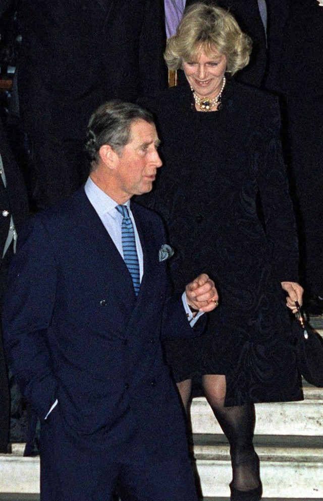 Năm 1999, cả hai cùng xuất hiện lần đầu tiên tại sinh nhật thứ 50 của chị gái Camilla, tổ chức ở Khách sạn Ritz, London. Tuy không đến cùng nhau nhưng khi về họ lại cùng về. Ban đầu, Nữ hoàng Anh không mấy mặn mà với Camilla. Người quyền lực nhất hoàng gia Anh không tới dự sinh nhật lần thứ 50 của Thái tử Charles vì sự có mặt của Camilla. Tuy nhiên, vào mùa hè năm 2000, mọi chuyện dần êm đềm khi Nữ hoàng chấp nhận xuất hiện tại một sự kiện mà Camilla cũng là khách mời. Ảnh: Getty