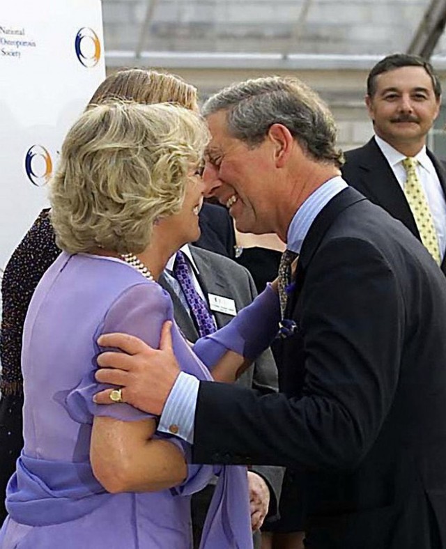 Năm 2007, Camilla quyết định không dự lễ tưởng niệm 10 năm dành cho Công nương Diana. Bà lý giải: “Tôi rất muốn tham dự sự kiện nhưng sau khi xem xét tôi thấy sự hiện diện của mình có thể ảnh hưởng đến mục đích của sự kiện nhằm tôn vinh Công nương Diana. Vì vậy, tôi không tham dự. Chồng và các Hoàng tử William, Harry đều ủng hộ quyết định này của tôi”. Ảnh: Getty