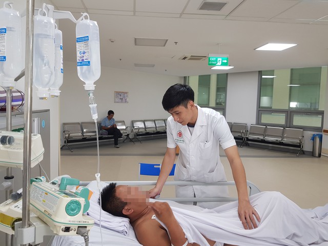 
BS Phạm Văn Cường kiểm tra sức khoẻ bệnh nhân P.V.M (32 tuổi, bị phình mạch máu não). Ảnh: V.Thu
