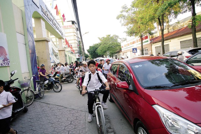 
Ùn tắc giao thông khu vực gần trường học vẫn là ám ảnh của người dân Hà Nội. Ảnh: Chí Cường
