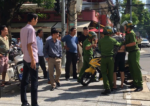 
Cảnh sát khống chế nam thanh niên vượt đèn đỏ. Ảnh: X.Đ.
