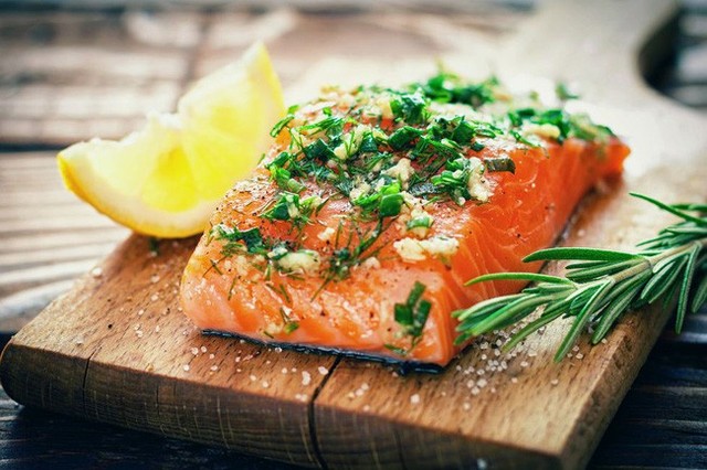
Omega-3 trong cá béo như cá hồi, cá ngừ và cá mòi có thể giúp bạn sống lâu hơn và khỏe mạnh hơn.
