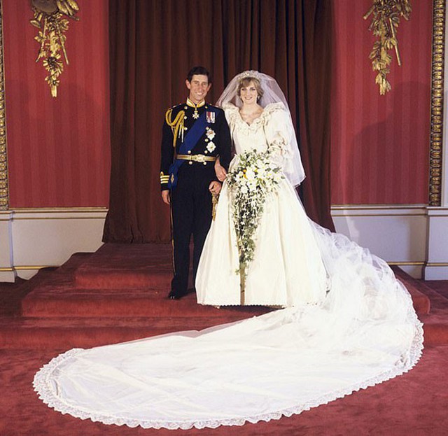 
Thái tử Charles và Công nương Diana chụp ảnh tại Điện Buckingham sau lễ cưới tại Nhà thờ St. Paul năm 1981. Ảnh: PA.
