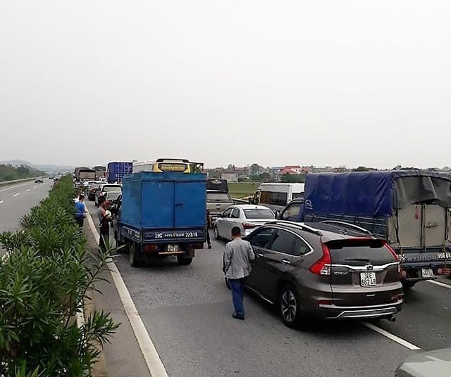 Vụ tai nạn khiến tuyến cao tốc Nội Bài - Lào Cai bị ùn tắc nghiêm trọng theo chiều hướng về Hà Nội.