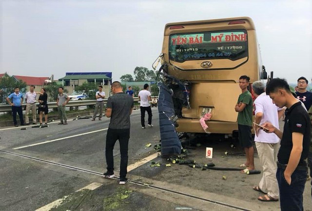 Hiện trường vụ tai nạn xe tải lật ngang đường sau cú đâm đuôi xe khách trên cao tốc Nội Bài - Lào Cai. Ảnh: Trung Nguyên