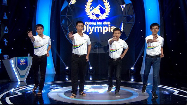 4 thí sinh của cuộc thi tuần này. Từ trái qua: Công Lập, Duy Đạt, Đức Mạnh và Minh Đức. Ảnh: Fanpage Đường lên đỉnh Olympia.