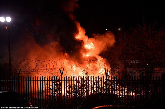 
Chiếc trực thăng của ông chủ Leicester City phát nổ bên ngoài sân King Power
