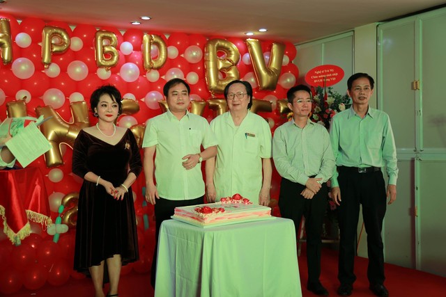 BS Vũ Hoàng Nguyên- Chủ tịch HĐQT (thứ 2 từ trái sang) chúc mừng những thành công trong 6 năm qua của bệnh viện