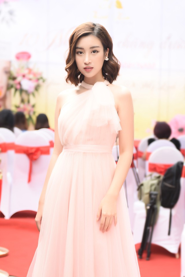 
Hoa hậu Đỗ Mỹ Linh xuất hiện với vẻ đẹp thanh thoát

