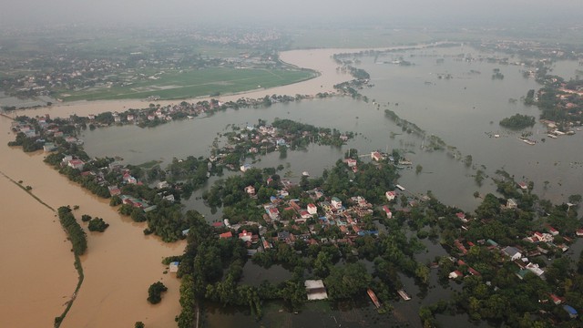 
Người dân ngoại thành Hà Nội sống cạnh đê sông Bùi bị ngập sâu sau trận mưa lớn cuối tháng 7 vừa qua.     Ảnh: PV
