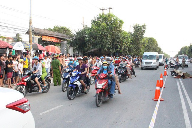 Hàng trăm người dân hiếu kì đứng theo dõi vụ tai nạn.