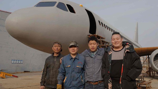 &Ocirc;ng Zhu (đứng thứ hai từ b&ecirc;n phải sang) cùng những người bạn