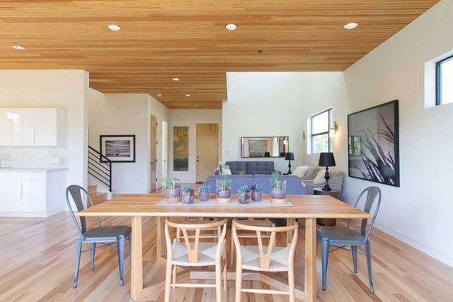 
Tiếp nối phòng khách là bàn ăn bằng gỗ với sự tô điểm từ các chậu cây xanh nhỏ xinh, từ hai chiếc ghế ngồi có cùng màu với ghế sopha.
