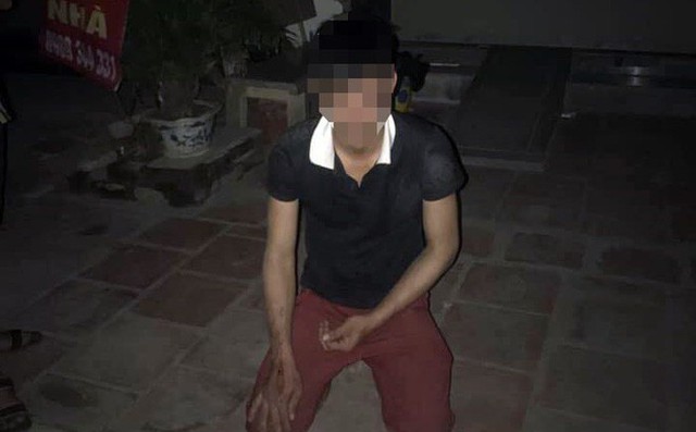 Hình ảnh nam thanh niên bị người dân bắt quỳ gối trước cửa nhà người phụ nữ 3 con.