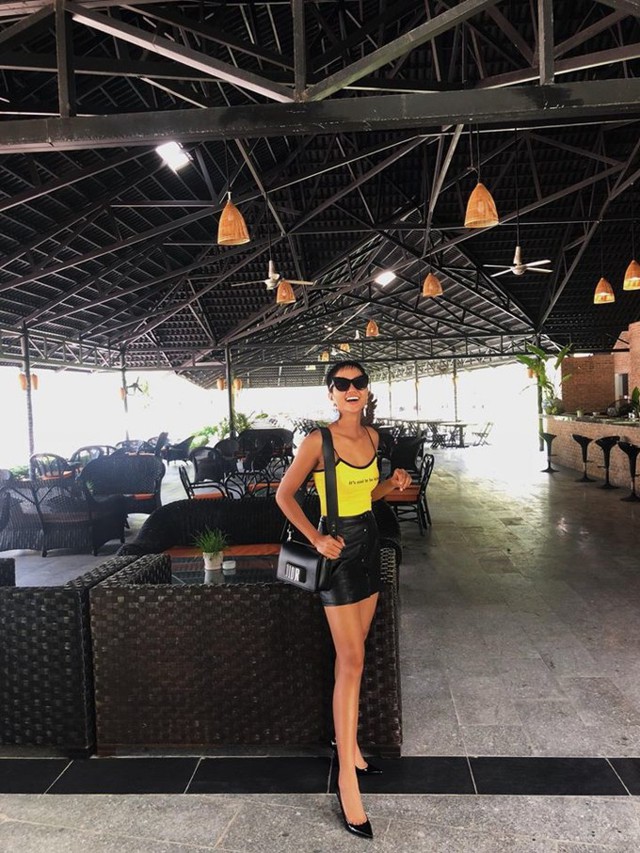 Sau đó, người đẹp hiếm khi sử dụng đồ hiệu thêm một lần nào nữa. Cách đây chưa lâu, Hoa hậu Hoàn vũ Việt Nam gây chú ý khi liên tục đăng tải street style của mình. Đặc biệt hơn là sự xuất hiện của chiếc túi hàng hiệu đầu tiên, đó là chiếc túi Dior J’adior ra mắt từ BST Xuân-Hè 2017.