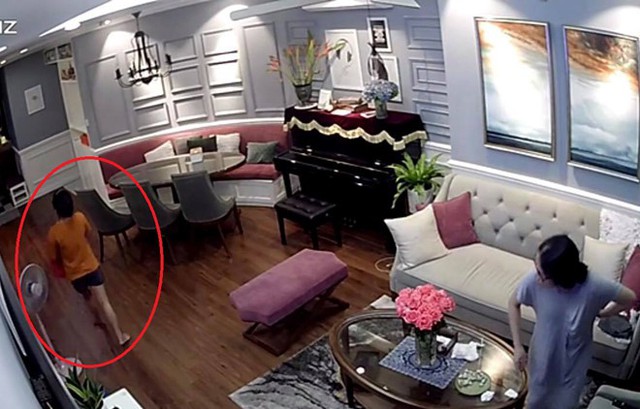 Hình ảnh nữ giúp việc (áo cam) ra khỏi nhà. Ảnh trích xuất camera.