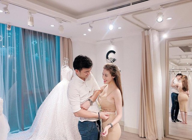 Tháng 7/2018, đôi bạn trẻ bị bắt gặp đi thử váy cưới.