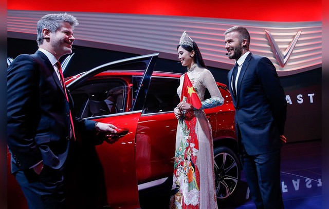 Davic Beckham v&agrave; Hoa hậu Trần Tiểu Vy tham quan chiếc xe của Vinfast. Ảnh: Getty Images Europe.