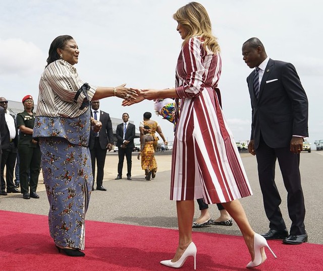 Bà Melania được Đệ nhất phu nhân Rebecca Akufo-Addo của Ghana chào đón tại sân bay.
