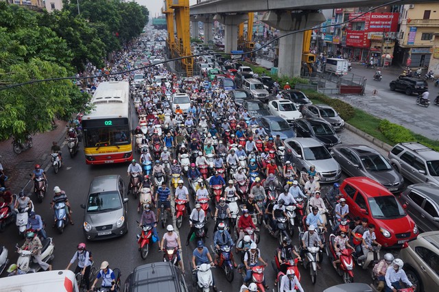 
Người dân Thủ đô đã quá quen thuộc với tình cảnh vào nội đô là tắc đường.     Ảnh: Nhật Tân
