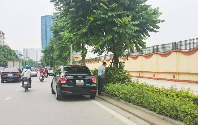 
Một người đàn ông vô tư phóng uế ngay bên lề đường Lê Trọng Tấn, Hà Nội.     Ảnh: TL
