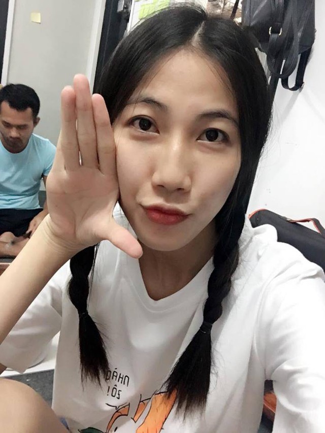 Gương mặt tròn lên thấy rõ của cô gái sau những nỗ lực không ngừng để tăng cân.