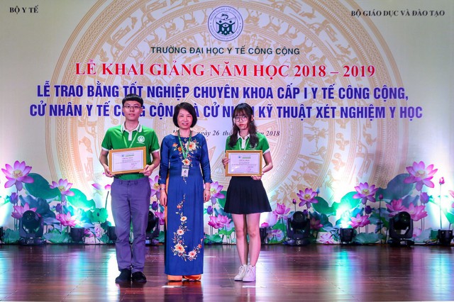 
PGS.TS Nguyễn Thanh Hương - Phó Hiệu trưởng Trường ĐHYTCC trao học bổng của nhà trường cho 2 sinh viên thủ khoa đầu vào.
