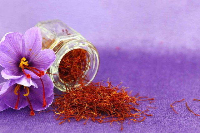  Gia vị làm từ nhụy hoa nghệ tây được gọi là saffron. Saffron được mệnh danh là vàng đỏ hay hoàng đế của các loại gia vị khi xếp vào hàng những loại gia vị đắt đỏ nhất thế giới với một vị đắng đặc trưng. 