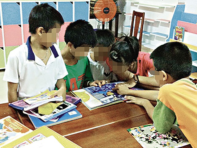 
Trẻ em tham gia sinh hoạt xem sách truyện tại Trung tâm Bảo trợ trẻ em Vũng Tàu. Ảnh: M.H
