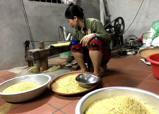 
Một ng&agrave;y chị Huyền gi&atilde; hết 2 tạ th&oacute;c để l&agrave;m cốm cho đủ với lượng kh&aacute;ch đ&atilde; đặt h&agrave;ng
