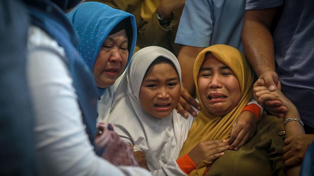 Gia đình những người gặp nạn túc trực ở sân bay Pangkal Pinang.