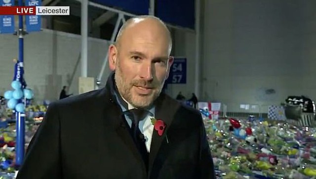 Phóng viên BBC Dan Roan đưa tin tối 29/10 từ nơi tưởng niệm các nạn nhân vụ rơi máy bay bên ngoài sân vận động King Power. Ảnh cắt từ video.