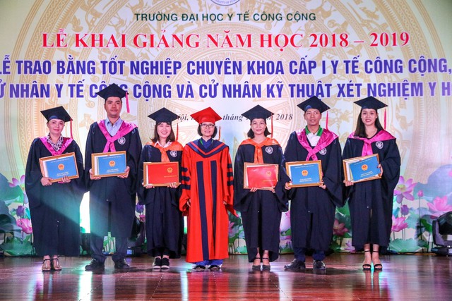 
GS.TS Bùi Thị Thu Hà - Hiệu trưởng Nhà trường trao Giấy khen và Bằng tốt nghiệp cho các sinh viên tốt nghiệp xuất sắc nhất khóa.
