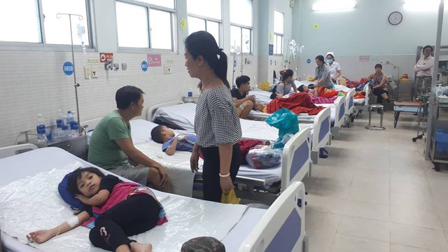 Bệnh viện Q.Tân Phú đã tiếp nhận tổng cộng 55 trường hợp ngộ độc, trong đó có 19 trường hợp sốc sau ngộ độc phải chuyển lên tuyến trên điều trị