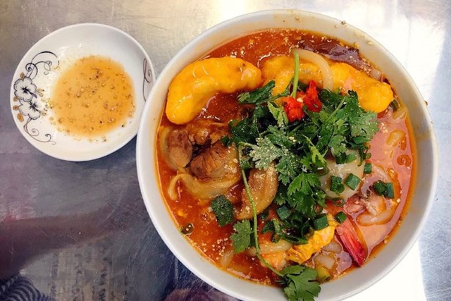 
Tô bánh canh khá hấp dẫn, có giá khá cao từ 150 đến 300 nghìn đồng.
