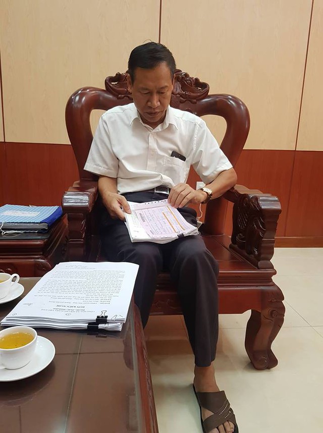 Ông Dũng Trưởng phòng TNMT huyện Tiên Lãng trình bày nguồn gốc đất của gia đình ông Hiền