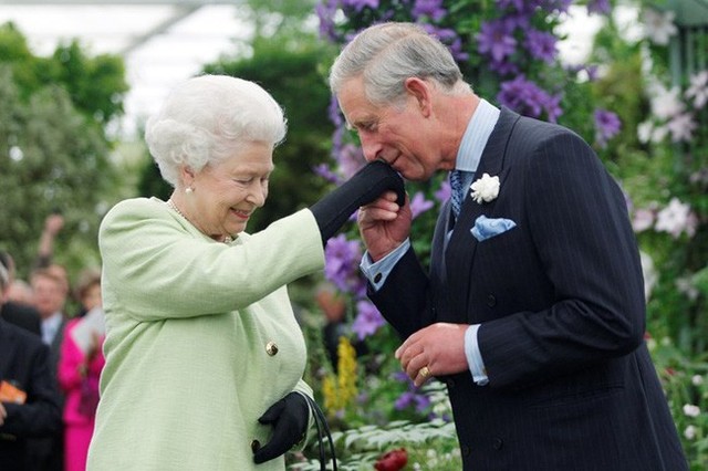 Nữ hoàng Anh đang ngầm chuyển giao quyền lực cho con trai cả.