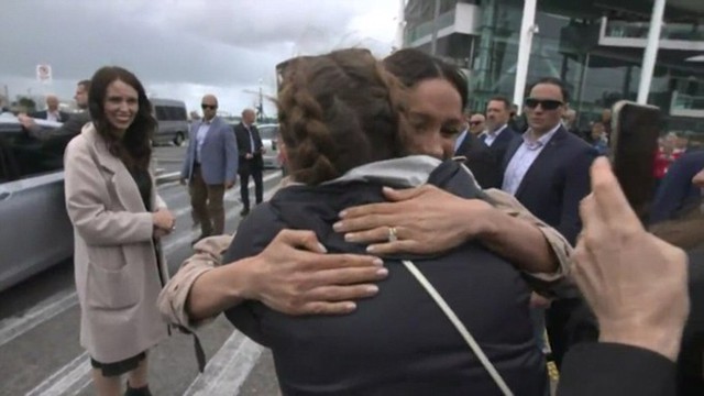 Meghan ôm chầm fan nữ Hannah ở bến cảng Viaduct, Auckland, sau khi nhìn thấy tấm biển Đây là Hannah từ Instagram, chiều 30/10. Ảnh: Twitter.